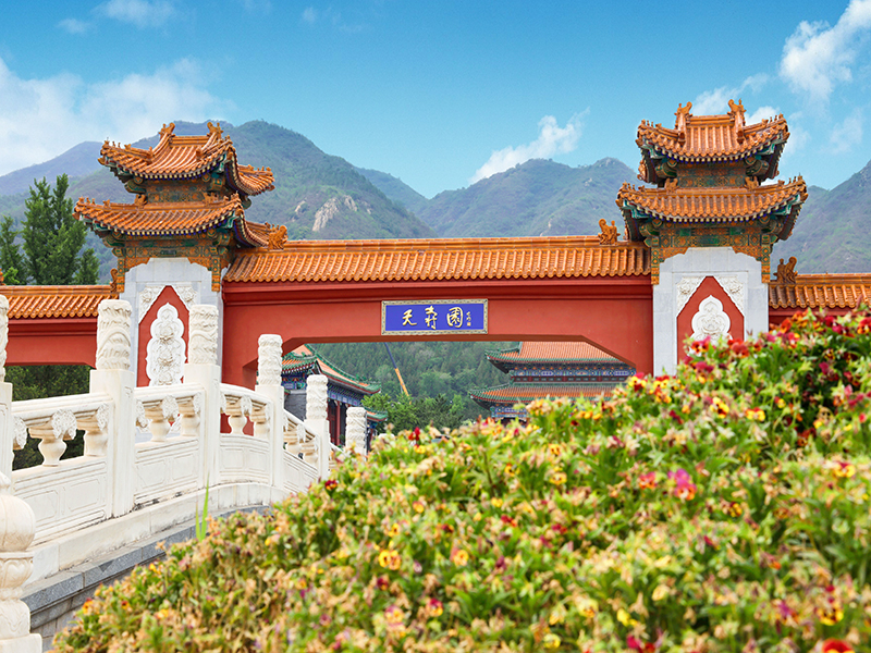 昌平天寿陵园的联系电话是多少？可以预约选墓专车吗？